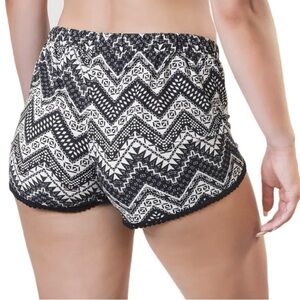 White Pearl Black and White Patterned Women's Shorts size small Preloved